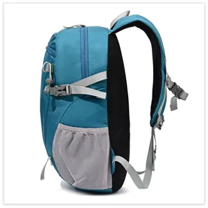 Détail du sac à dos de randonnée bleu avec poche filet latérale et sangles réglables.