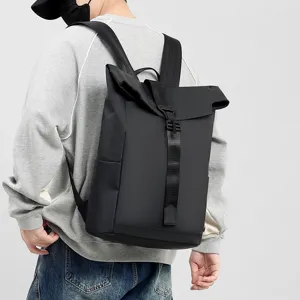 Zaino nero uomo roll-top, grande capacità borsa da viaggio per laptop e lavoro.