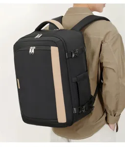 Detailansicht des Business Rucksacks auf dem Rücken getragen, mit Gurten und zweifarbigem Design.