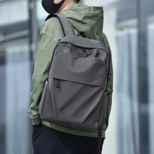 Sac a dos gris de grande capacite style decontracte minimalist pour voyage et usage quotidien.