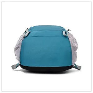 Détail sac à dos de randonnée, sac de voyage loisir léger avec poches filet respirantes.