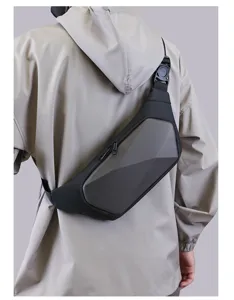 Primo piano dettagliato di una moderna borsa da petto geometrica poliedrica indossata.
