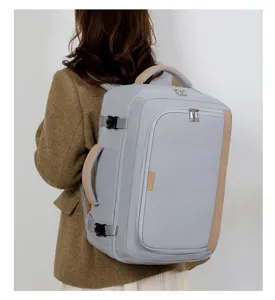 Detailansicht des großen, geräumigen Reiserucksacks mit bequemen Ledergriffen für den Alltag.