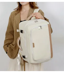 Detailansicht des multifunktionalen Reise-Laptopsrucksacks in Cremeweiß mit viel Stauraum.