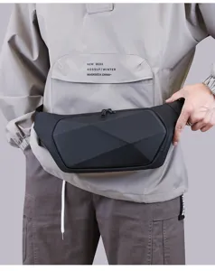 Primo piano della borsa da petto geometrica nera, poliestere resistente, stile urbano moderno.