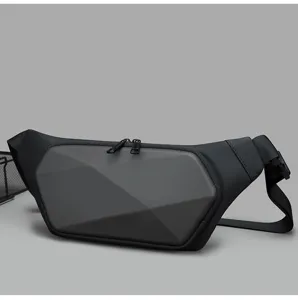Dettaglio borsa a tracolla geometrica poliedrica nera, borsa sling techwear minimalista.