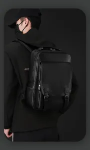 Dettaglio zaino in pelle nera retro, grande capacita per lavoro e viaggi quotidiani.