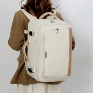 Lockerer multifunktionaler Reiserucksack in Hellbeige mit braunen Akzenten für den Alltag.