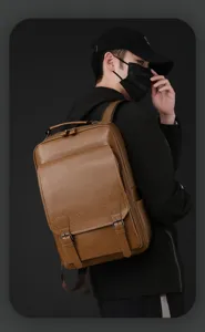 Primo piano dettaglio dello zaino casual in pelle marrone retrò, con texture e patta.