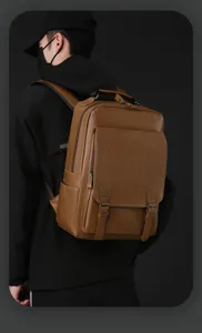 Dettaglio dello zaino uomo retro grande capacita in pelle marrone con fibbie vintage.