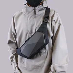 Moderno marsupio geometrico rigido a tracolla da uomo, borsa da petto urbana in stile techwear.