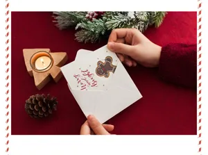 Detail de carte de voeux de Noel presentant un design de bonhomme en pain d'epices festif.