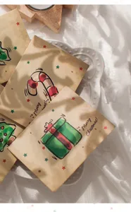 Set de cartes de vœux de Noël vintage avec cadeau et sapin dessinés à la main, détail.