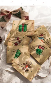 Détail du lot de cartes de vœux de Noël vintage, cartes en papier kraft avec motifs festifs mignons.