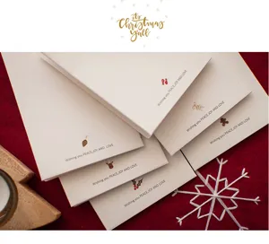 Gros plan détaillé du set de cartes de vœux de Noël avec de superbes motifs festifs.
