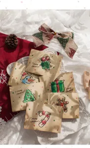 Vue détaillée de cartes de vœux rétro de Noël avec illustrations, mise en scène chaleureuse.