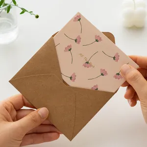Biglietto d'auguri floreale vintage con busta in carta kraft per compleanno e feste.