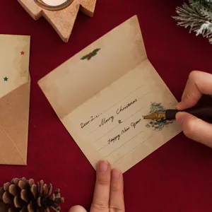 Ensemble de cartes de vœux de Noël vintage avec enveloppes et motifs de vœux écrits.