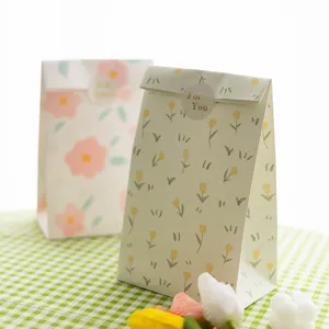 Floral χάρτινες τσάντες δώρου για γλυκά και αρτοσκευάσματα. Χαριτωμένο φρέσκο σχέδιο επίπεδο.