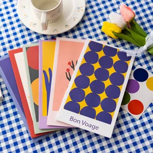 Set de bolsas de regalo de papel con diseño artístico y tarjetas de felicitación coloridas.
