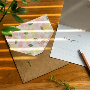 Minimalistικό σετ καρτών ευχών με λουλουδάτη ένθετη κάρτα, φάκελο kraft και στυλό.