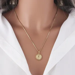 Modische Galvanisierte Kupfer 18K Gold Anfangsbuchstabe Anhänger Halskette Für Damen Runde Medaillon Schlangenkette Choker Schmuck Geschenk
