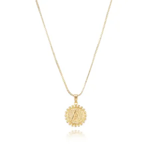 Goldene Buchstabenkette mit rundem Münzanhänger und Buchstabe A sowie filigraner Kette.