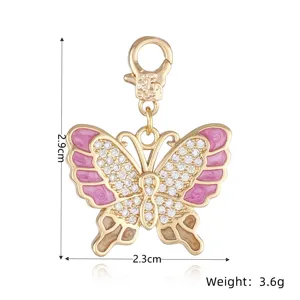 Colgante de mariposa bañado en oro con esmalte rosa y circonitas para joyería de bricolaje.