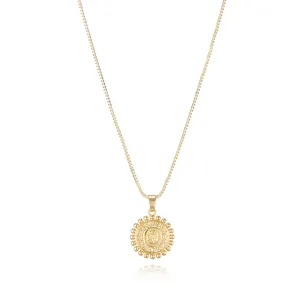Nahaufnahme der goldenen Buchstaben O Anhänger Halskette mit filigraner Kette und Schmuck.