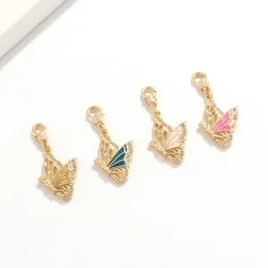 Vista detallada de dijes de mariposa DIY chapados en oro con circón y esmalte colorido.