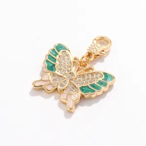 Detalle de colgante de mariposa esmaltado bañado en oro, accesorio de joyería DIY.