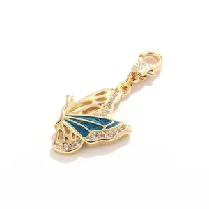 Colgante de mariposa chapado en oro con esmalte azul y circonita para joyería.