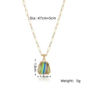 Collar de cadena dorada con colgante de resina colorida, joya elegante para mujer.