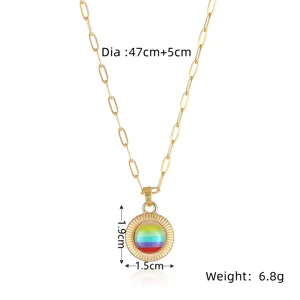 Elegante collar de cadena de clip dorado con un colgante redondo multicolor de arco iris.