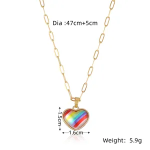 Collar de cadena de eslabones dorados con colgante corazón arcoíris y especificaciones.