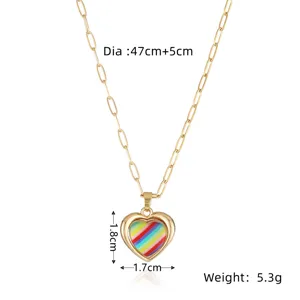 Detalle del collar de cadena dorada con colgante de corazón acrílico multicolor 47+5cm.