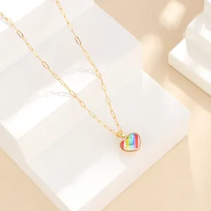Collar de cadena de clip dorada con un colgante de corazón acrílico arcoíris para mujeres.