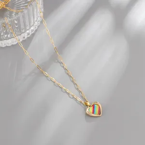 Collar de cadena dorada con un encantador colgante de corazón de rayas coloridas detalle.