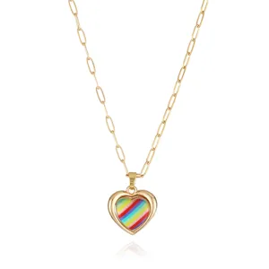 Collar de cadena con eslabones dorados y colgante de corazón arcoíris colorido, vista detallada.