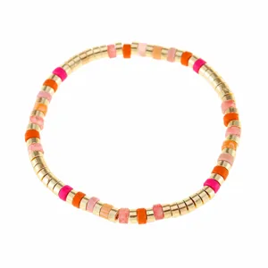 Detailopname van de kleurrijke edelsteen en vergulde kralen armband, prachtige boho-stijl.