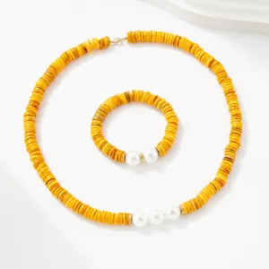 Handgefertigte gelbe Heishi-Scheibenperlen Halskette Armband Schmuck Set mit weißen Perlen.