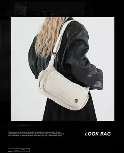 Vista dettagliata della borsa a tracolla casual in nylon écru con tasca frontale con zip.