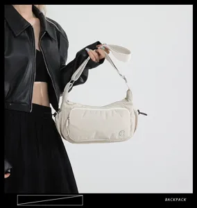 Vista dettagliata della borsa a tracolla elegante e impermeabile in nylon con tasca.
