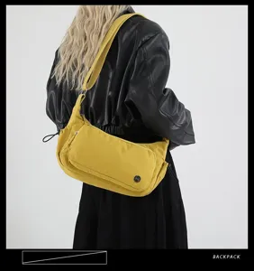Vista dettagliata della borsa a tracolla casual gialla con tasca con zip per uso quotidiano.