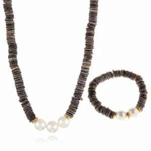 Handgemachte Muschel und Perle Halskette Armband Set Detail mit goldenen Abstandshaltern.