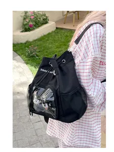 Vista dettagliata dello zaino ita in tela nera con finestra trasparente e tasche a rete.