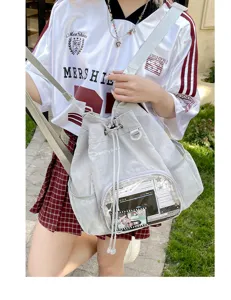 Zaino Ita casual leggero con coulisse e tasca frontale trasparente per spille anime.