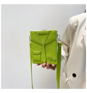 Borsa a tracolla verde da donna con forma di vestito creativo, design cravatta elegante.