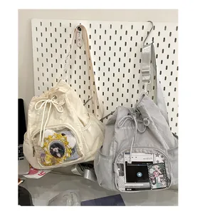 Zaino Ita bag con coulisse e tasca frontale trasparente per spille, design leggero.