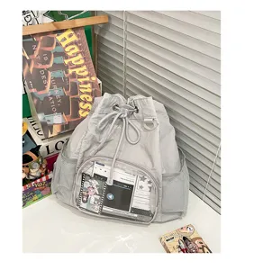 Dettaglio zaino ita grigio con coulisse, finestra frontale trasparente per spille, leggero.